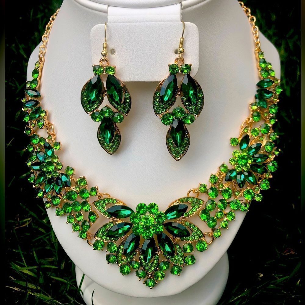 Green rhinestone necklace set ! Large gemstone!!